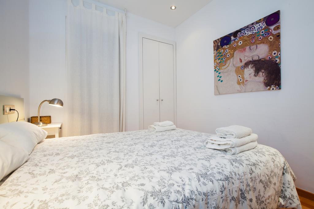 Flateli Urquinaona Apartment Barcelona Bagian luar foto
